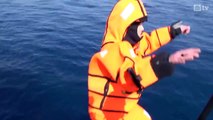 La ministre de l'immigration norvégienne plonge dans la mer pour faire 