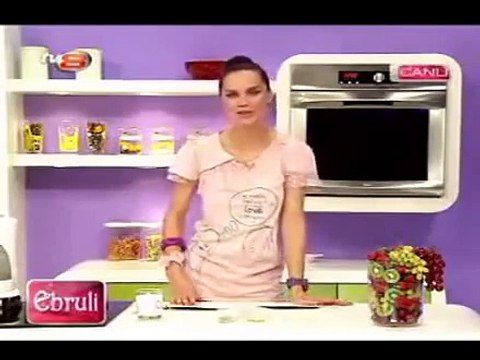 Ebru Şallı Yüz Peelingi Tarifi