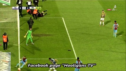 Skandal në Turqi, derbi ndërpritet pasi tifozët sulmojnë gjyqtarin