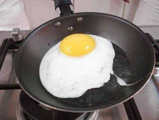 Toda a vida estrelaste ovos da maneira errada! Esta é saudável!