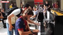Une improvisation EXCELLENTE de deux pianiste talentueux qui ne se connaissent pas dans la gare de paris