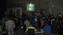 Sur'da, Çocuklar Açık Alanda Sinevizyon Gösterimi İzledi
