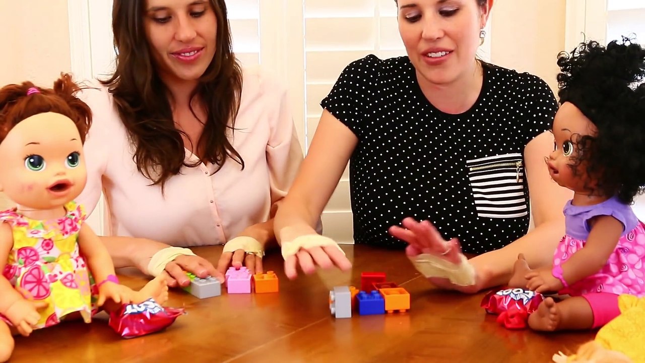 No Thumbs Challenge TWINS BATTLE TOY STYLE ~ No Thumbs Baby Alive Eating Barbie Dress Up Lego Duplo