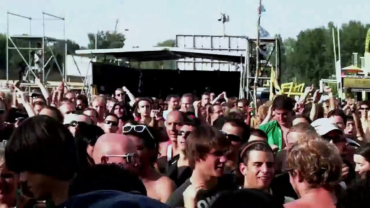 Daan & Rachelle Crowdsurfing Sziget 2010