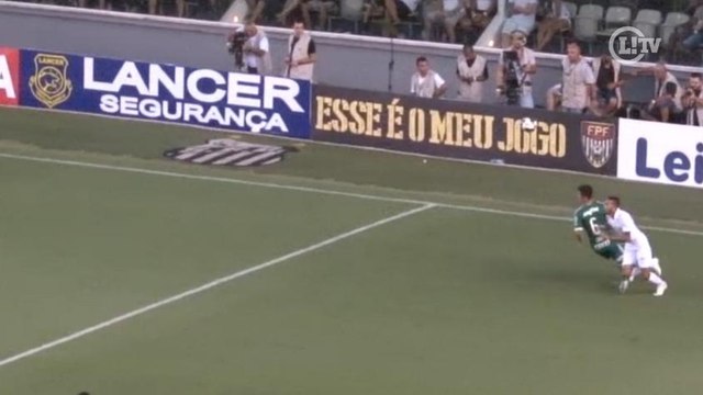 Relembre lindo drible de Paulinho com a camisa do Santos