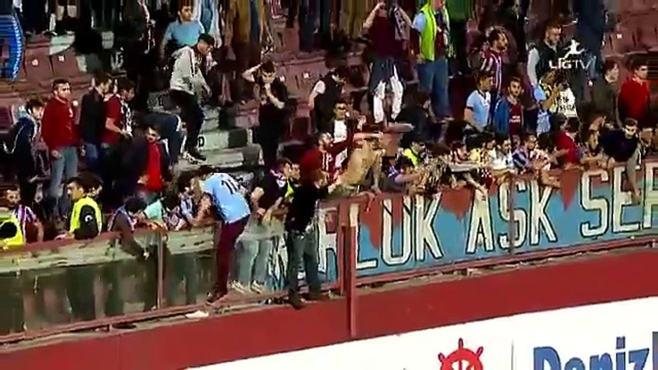 Trabzonspor - Fenerbahçe : fan invades pitch and brutally attacks referee