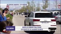 Varios aficionados hacen una muralla humana para parar a jugadores de Real Madrid