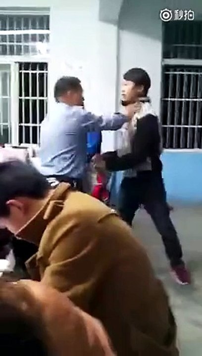 Un professeur se fait frapper par ses élèves