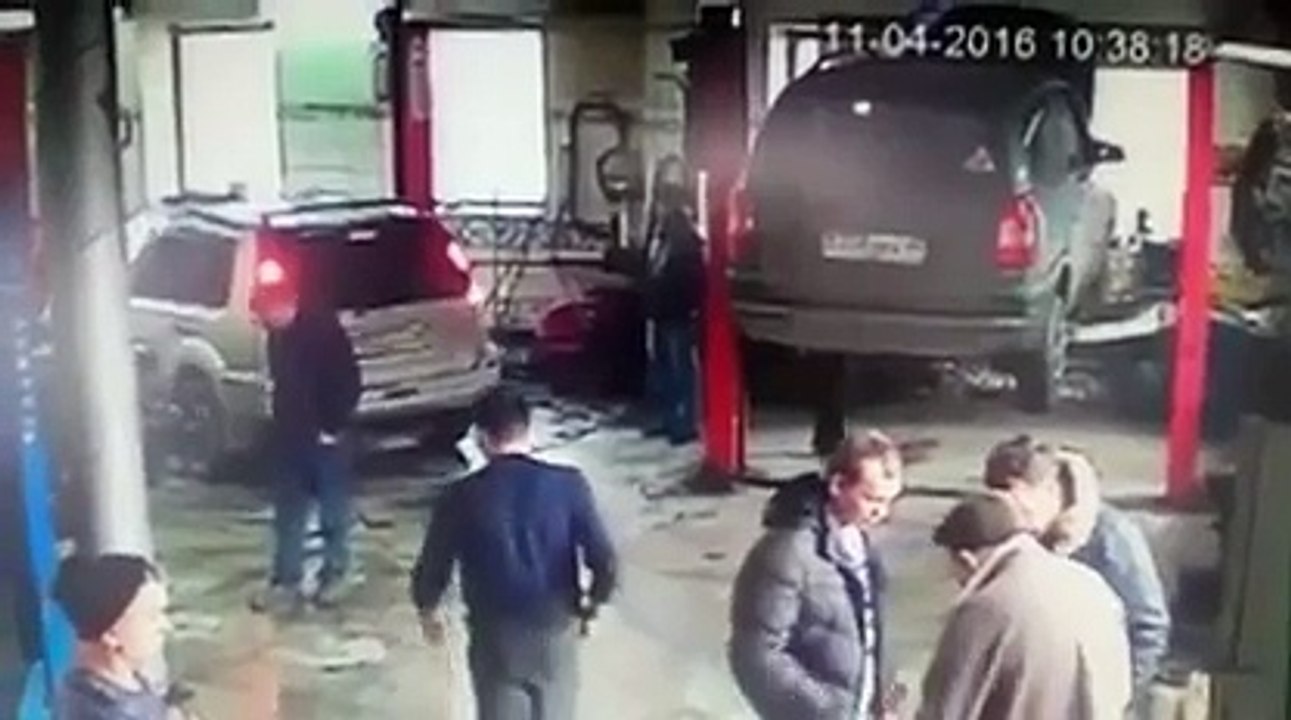 Un débile fait une marche arrière dans un garage