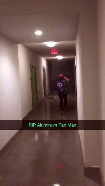 Courir avec une casserole sur la tête pendant un orage