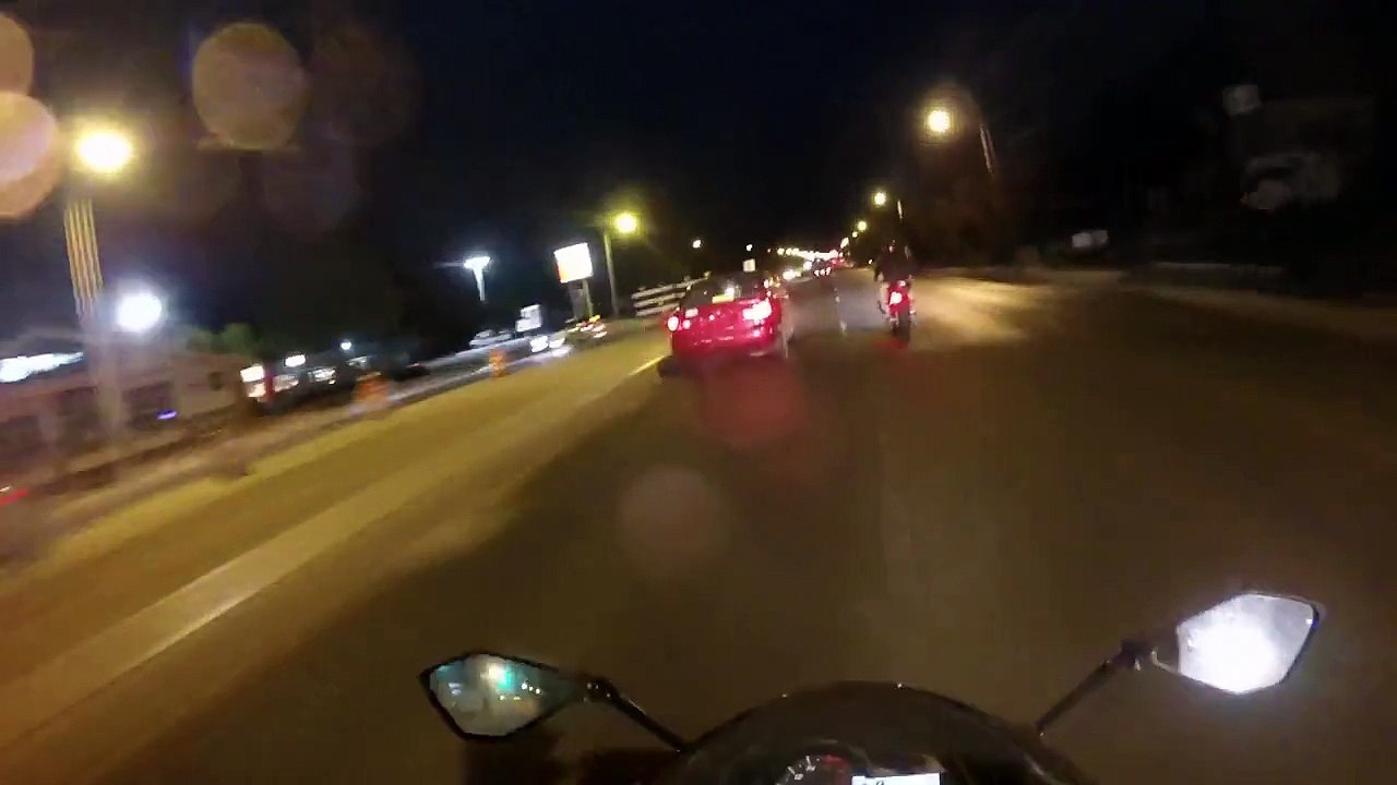 Un automobiliste se fait casser sa voiture par des motard stupides (Canada)