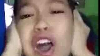 یہ چینی غیر مسلم بچہ،ٹیلی وژن پے اذان سن کر اذان دینے اور پھر رونے لگتا ھے.