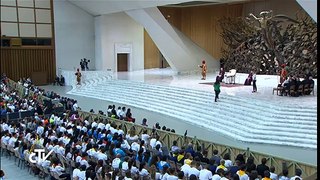 Jovem brasileira arranca sorrisos do Papa durante encontro do MEJ