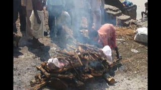 Naag soomaali ah oo meydkeeda la gubayo dalka China