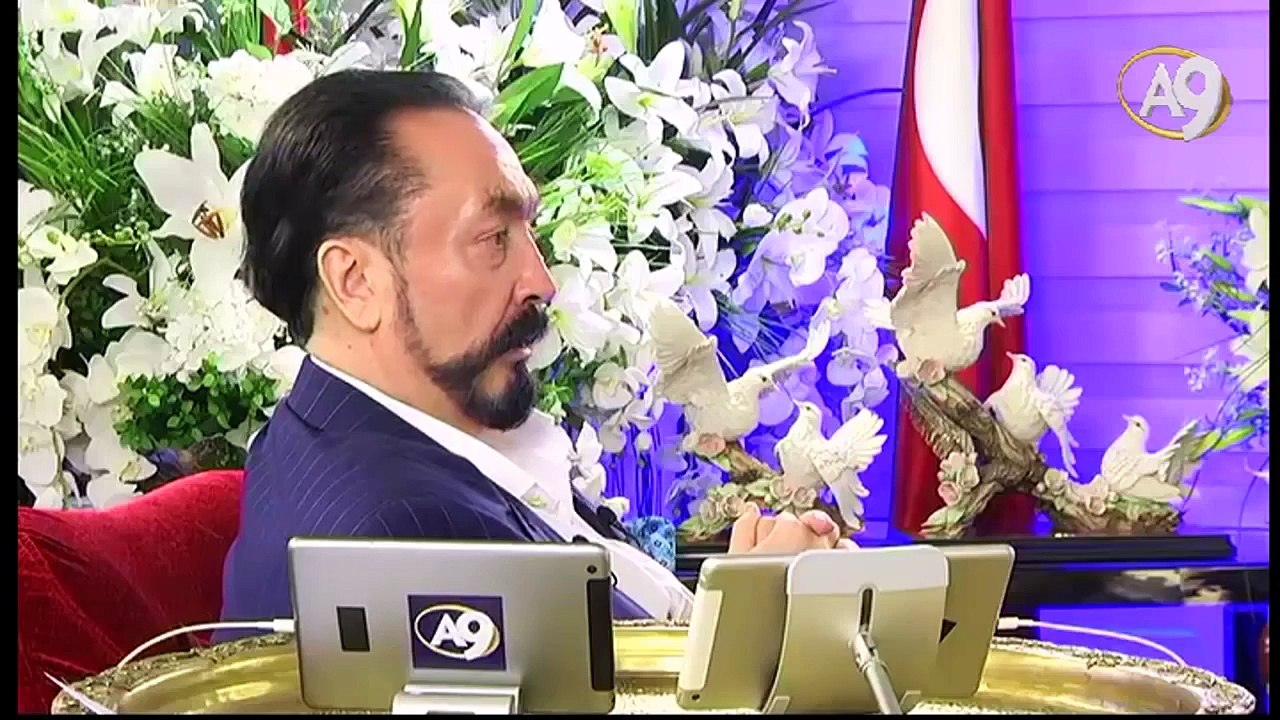 Adnan Oktarın önünden mini etekli kedicik geçti