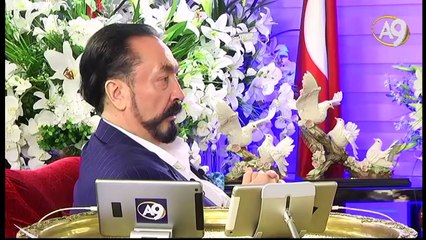 Adnan Oktarın önünden mini etekli kedicik geçti