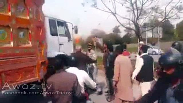 Islamabad - What citizens did when City police blocked route for public VIP protocol.