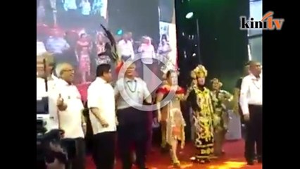 Video Najib syok menari dengan wanita Sarawak viral