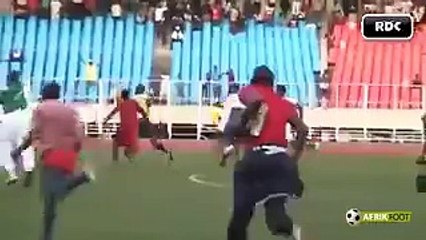 Kongo'da da aynı senaryo! Hakemi linç ettiler...