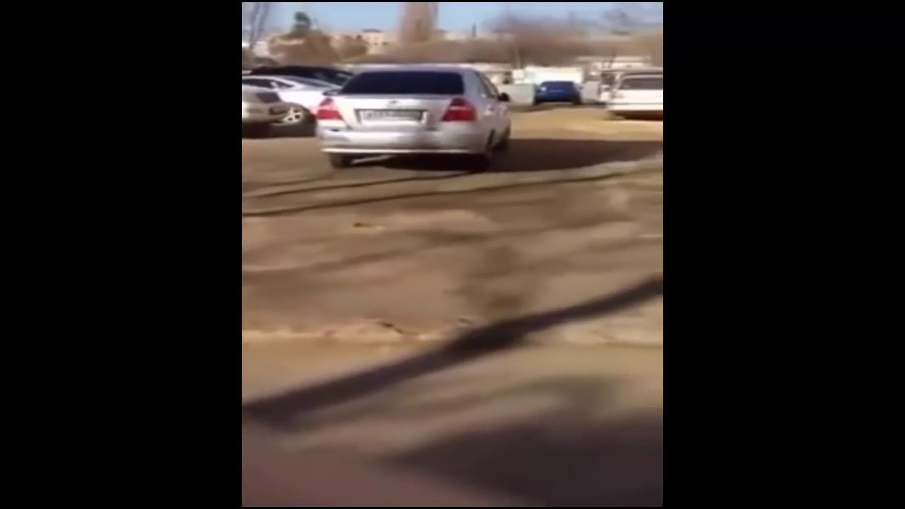 A 17 ans elle essaye de se garer et rentre dans 17 voitures sur un Parking en Russie