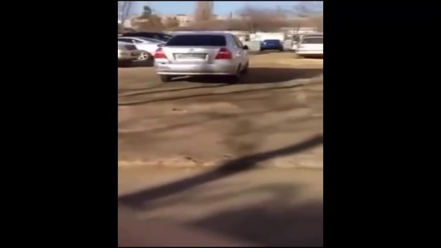 A 17 ans elle essaye de se garer et rentre dans 17 voitures sur un Parking en Russie