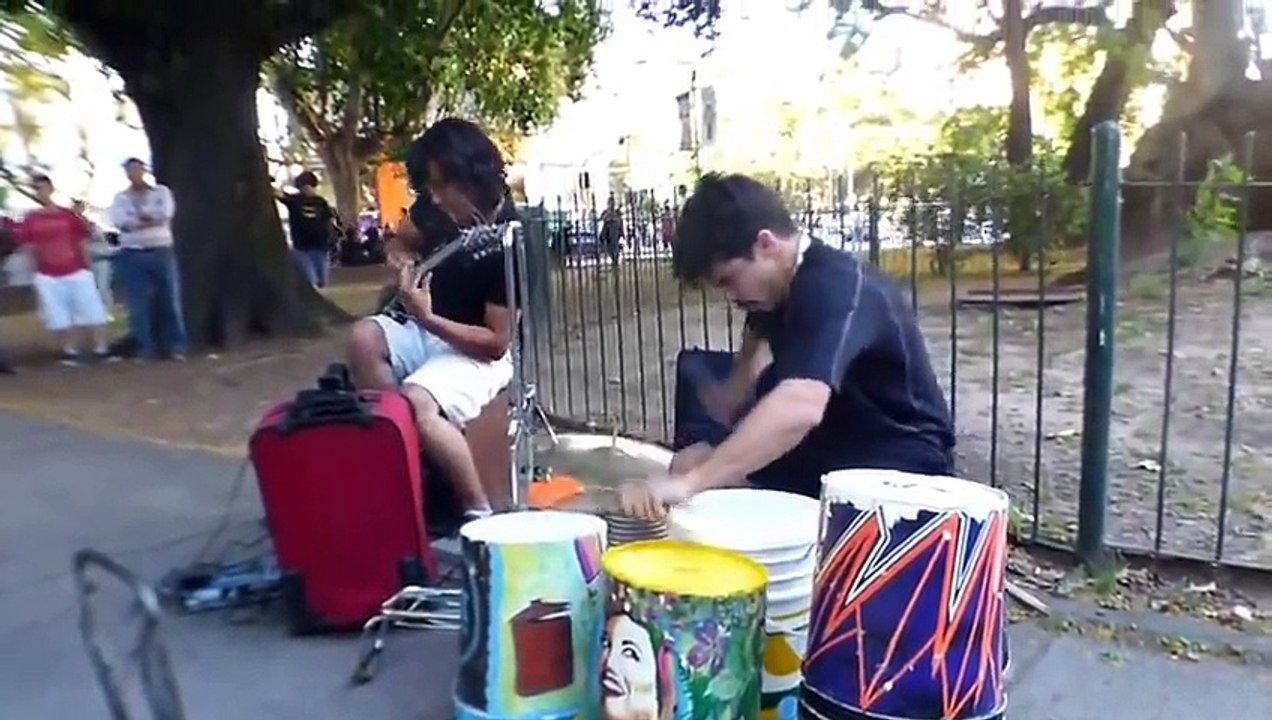 Ce batteur de rue joue du gros métal sur des pots retournés ! Quel talent...