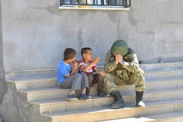 Askerler Kendilerine Gelen İkramları Vatandaşa Dağıttı