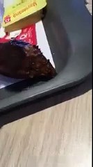 Une tête de poulet dans un paquet de Chicken Wings chez Qui