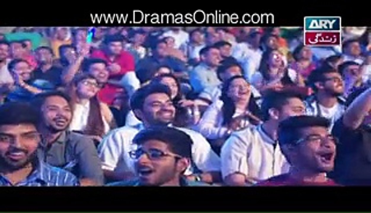 Kapil Sharma Making Fun Of His Team In His First Show 2016