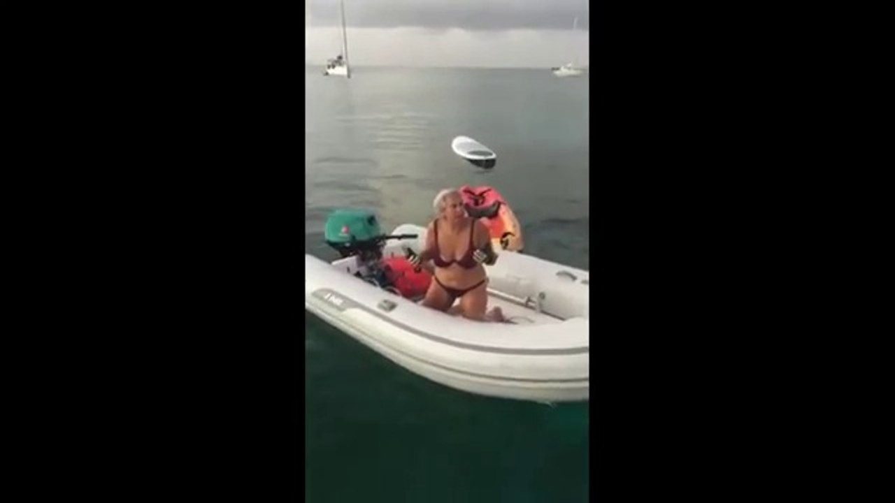 Comment remonter dans un bâteau en pleine mer sans le renverser ? Cette femme de 50 ans va vous montrer