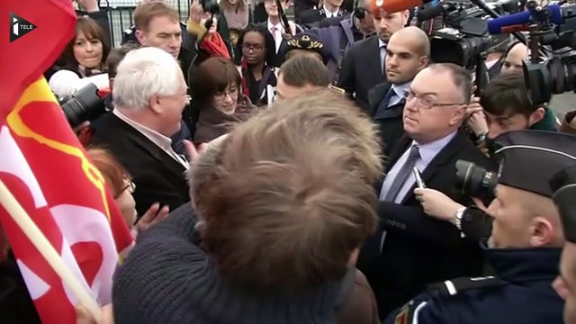 Emmanuel Macron chahuté lors d'un déplacement dans le Puy-de-Dôme