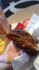 Il découvre une tête de poulet frit dans son menu Quick !