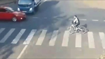 Lucky Man Escapes From Lorry and Car Accident At same Time