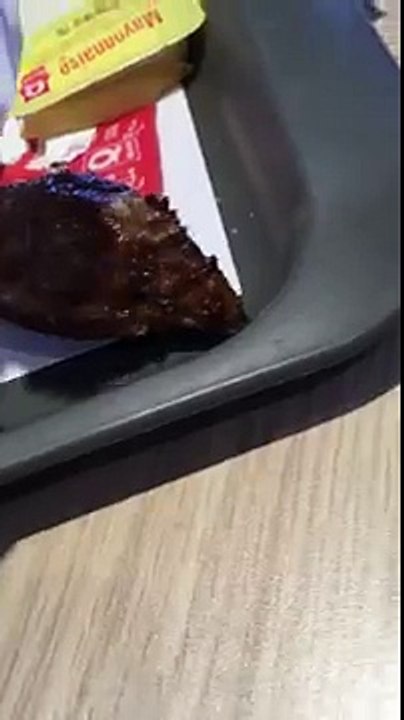 Il découvre une tête de poulet dans ses chicken wings