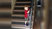 Un jeune garçon célèbre trop vite sa victoire dans un escalier