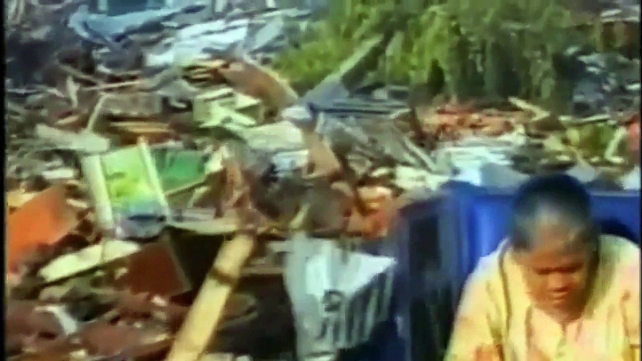 Live Tsunami Disaster 2004 Caught On Camera!!!