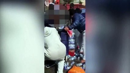 Des pilleurs volent les bouteilles d'eau du marathon de Londres réservées aux coureurs