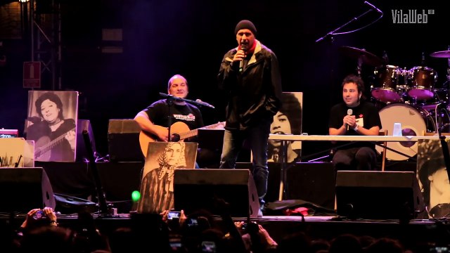 Lluís Llach emociona la plaça de bous cantant ‘Que tinguem sort’ amb corals valencianes