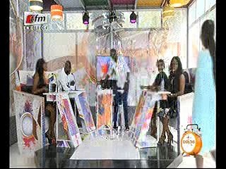 Vidéo: Dior d'Un café avec!!! gênée quand Pape Cheikh essaie de soulever sa robe…