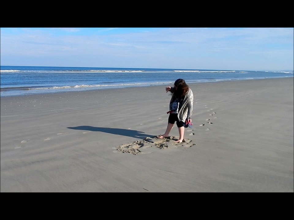 notre petite fille ecrie sur la sable a berck