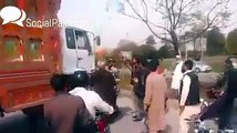 Islamabad: Watch What Citizens Did When City Police Blocked Public Route For VIP Movement