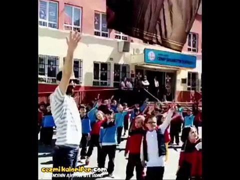 Baharın Gelişini Pek Güzel Kutlayan Öğretmen ve Öğrencileri