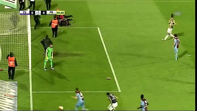 Football : Un supporter de Trabzonspor se jette sur l'arbitre pour le tabasser