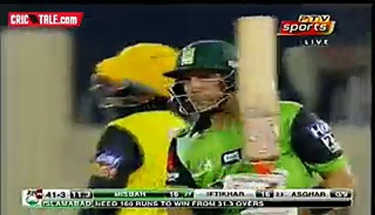 Misbah Ul Haq ka LBW na dene per Younis Khan Darham