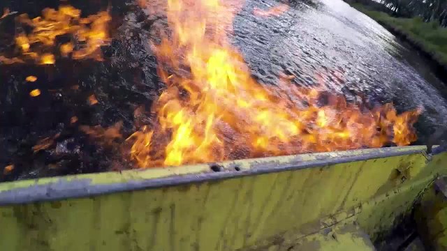Un député met le feu à une rivière en Australie