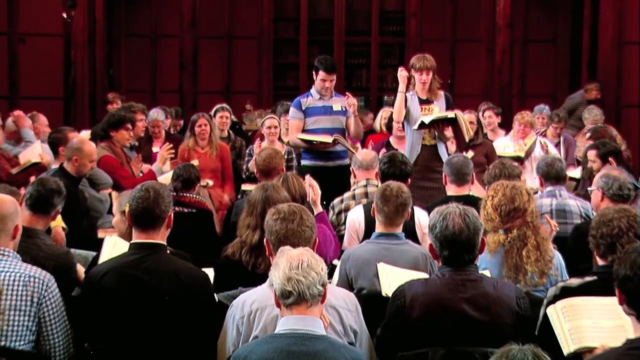 Superbes harmonies vocales par cette chorale Irlandaise ! Brrr les frissons dans le dos !
