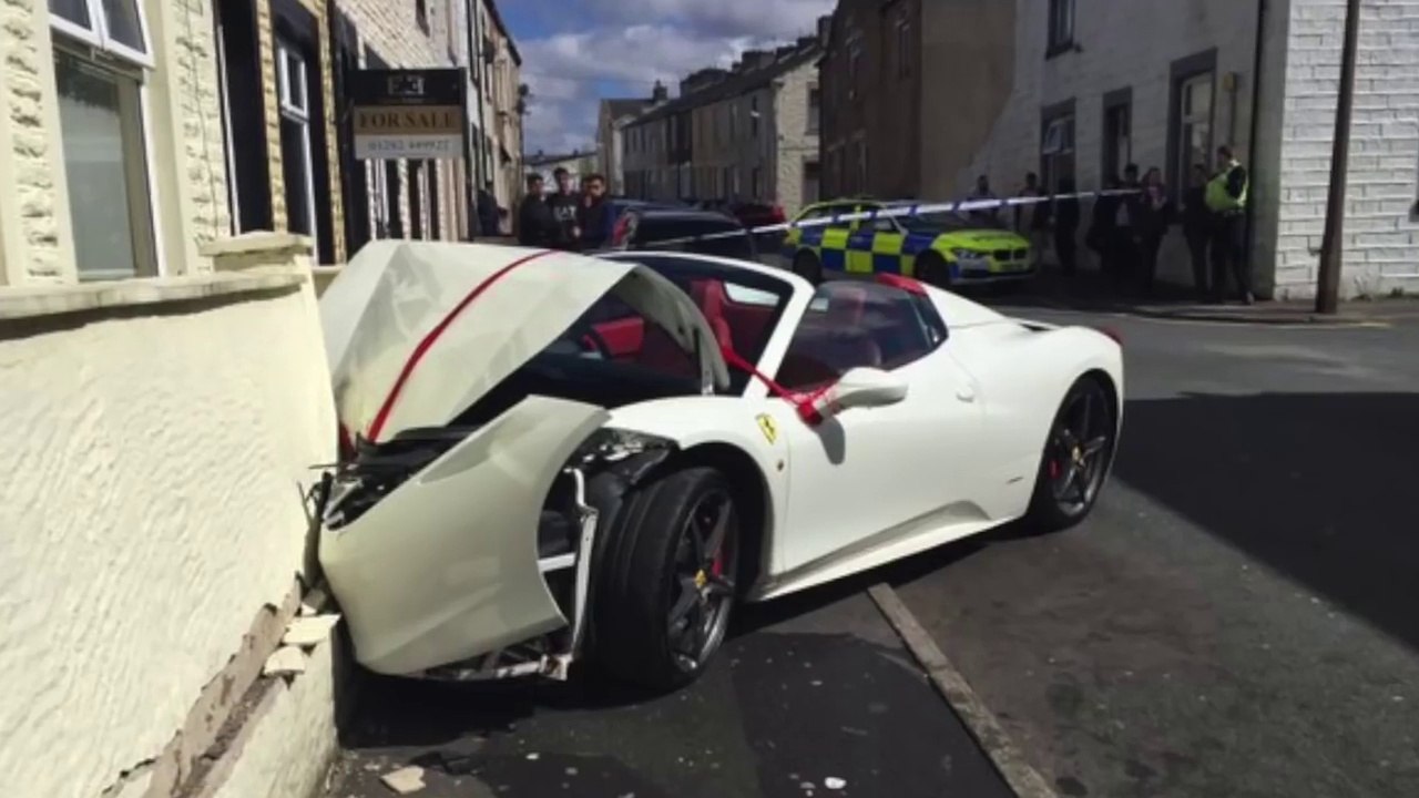 Un couple loue une Ferrari pour leur mariage et l'éclate contre un mur. Mariage qui va couter cher