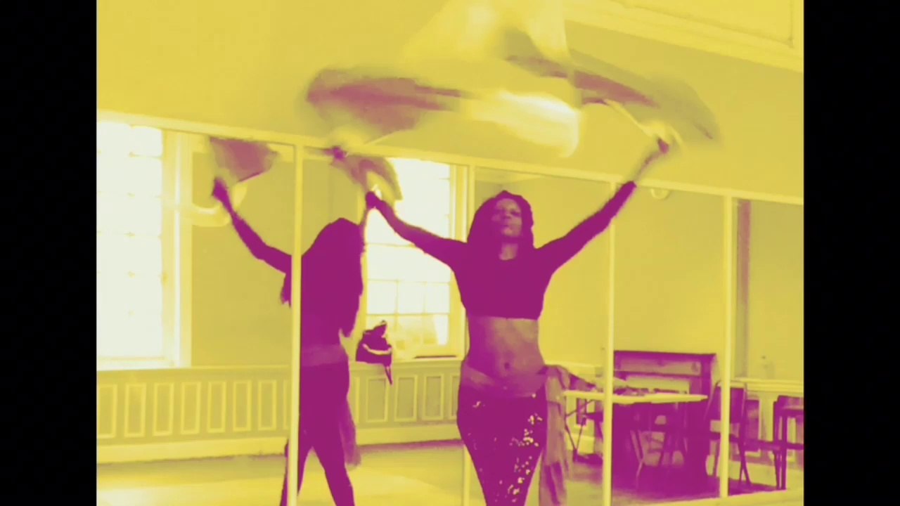 Danse Orientale avec eventails. Fan veil belly dance practice