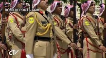 Abdullah and Rania of Jordan receive Pope Francis at the door of the Royal Palace