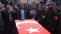 Arşiv) - Nusaybin'de Şehit Olan Kul, Şehit Arkadaşının Cenazesinde Fotoğrafını Taşırken...